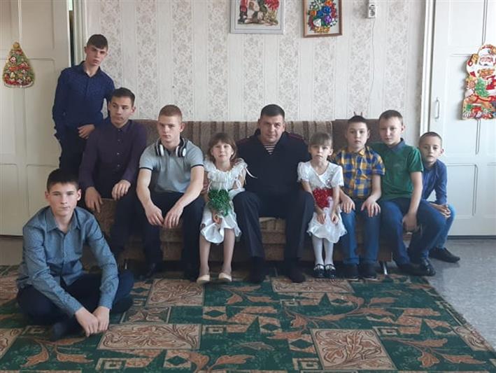 В Кузбассе бойцы Росгвардии вручили новогодние подарки воспитанникам подшефного детского дома