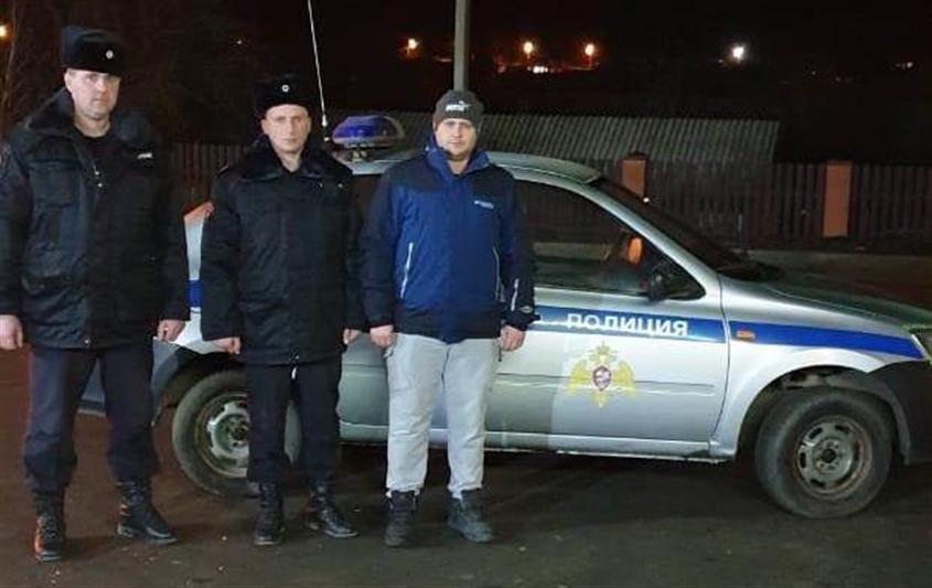 В Белгородской области росгвардейцы помогли потушить загоревшийся автомобиль