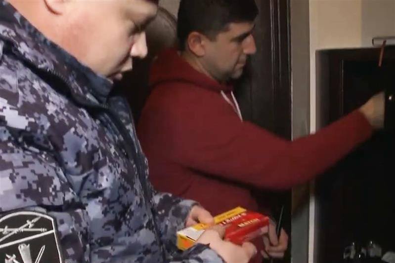 На Ямале  журналисты вместе с сотрудниками Росгвардии проверили владельцев оружия