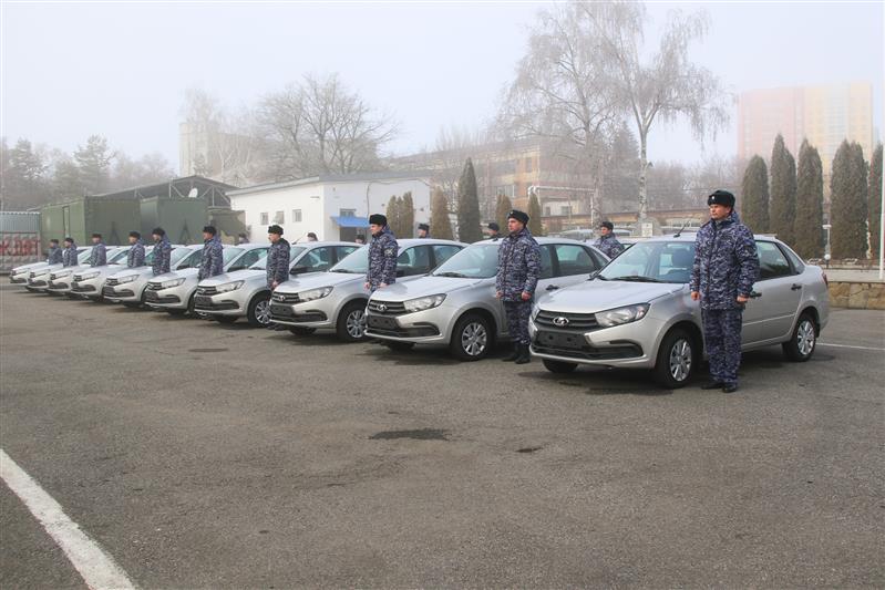 В Ставропольском крае сотрудникам вневедомственной охраны Росгвардии вручили ключи от новых служебных машин 