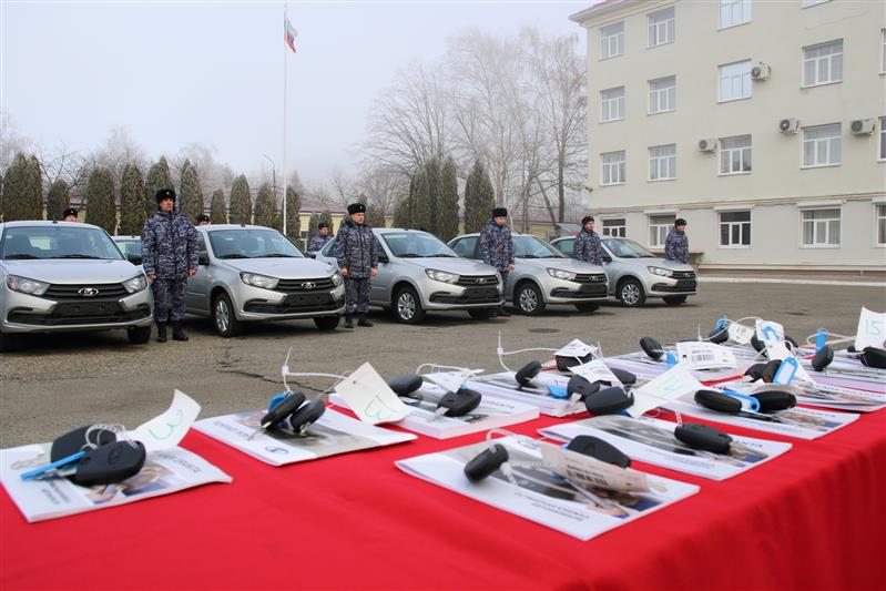 В Ставропольском крае сотрудникам вневедомственной охраны Росгвардии вручили ключи от новых служебных машин 
