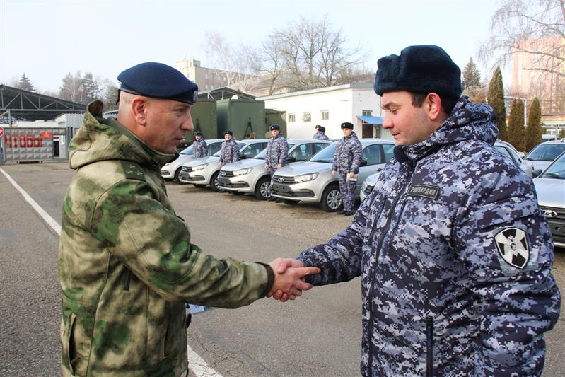 В Ставропольском крае сотрудникам вневедомственной охраны Росгвардии вручили ключи от новых служебных машин 