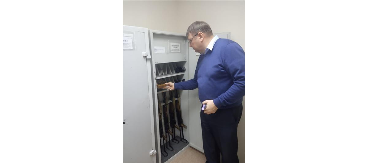 На Ямале сотрудники Росгвардии в новогодние каникулы организовали дни приема граждан и провели проверки владельцев оружия в местах его хранения 