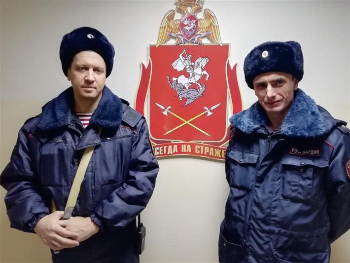 В новогоднюю ночь сотрудники вневедомственной охраны Росгвардии в Нефтеюганске спасли из задымленной квартиры пожилых граждан