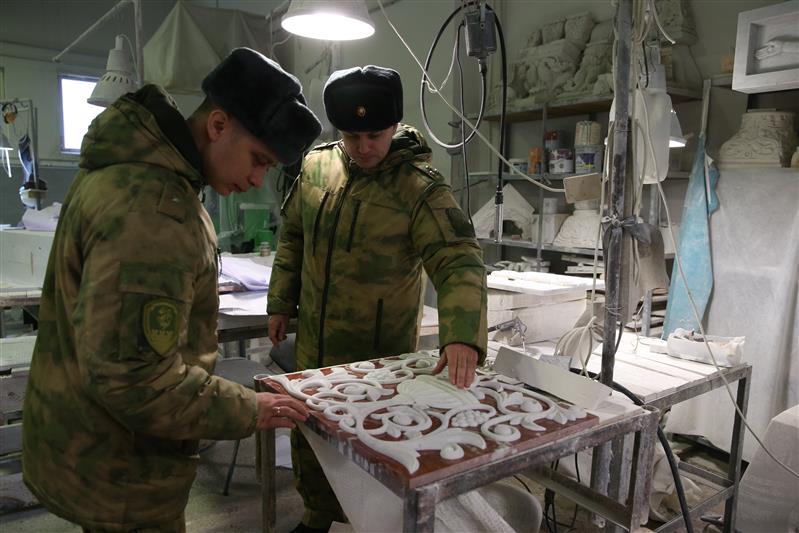 Подмосковные мастера создают мраморный резной иконостас для верхнего храма Росгвардии