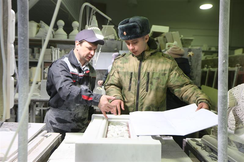 Подмосковные мастера создают мраморный резной иконостас для верхнего храма Росгвардии