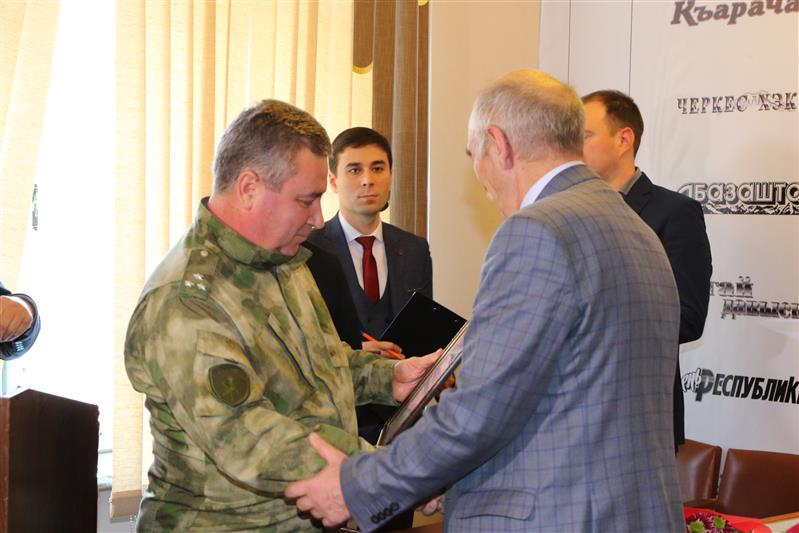 Представители Росгвардии поздравили журналистов Северного Кавказа с Днем российской печати