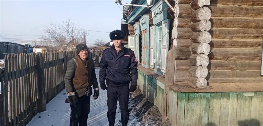 В Забайкалье сотрудники Росгвардии спасли из пожара труженика тыла Великой Отечественной войны