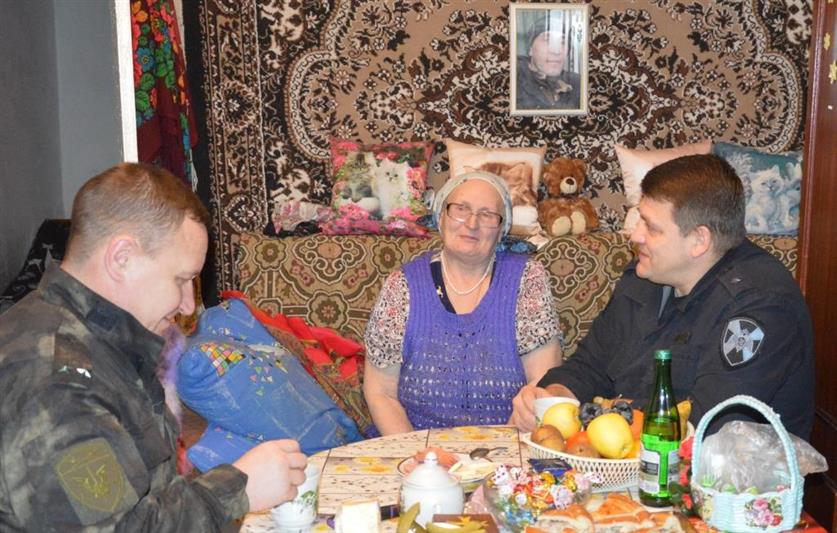 В день рождения Героя России Тимура Мухутдинова офицеры тюменского СОБР навестили его маму