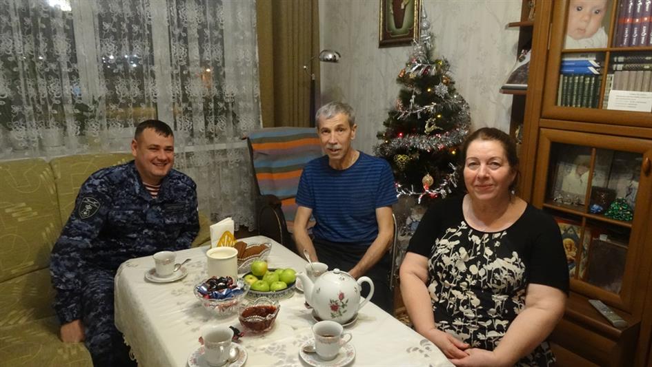 В новогодние праздники в Югре офицеры Росгвардии навестили родителей военнослужащего, погибшего при исполнении воинского долга
