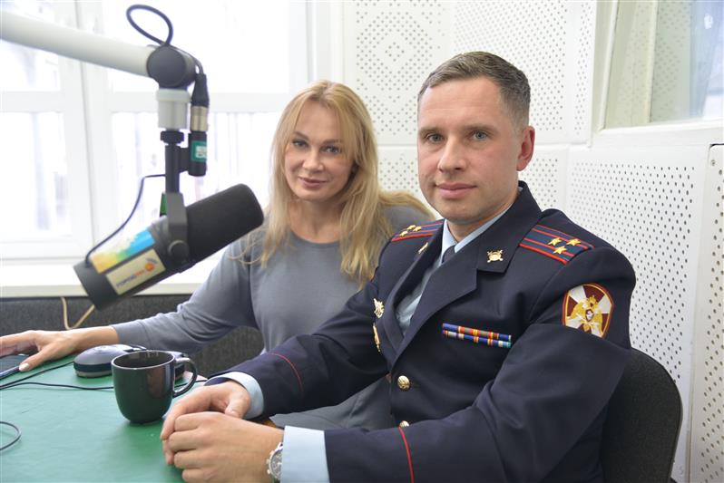 В Екатеринбурге офицер Управления Росгвардии по Свердловской области стал гостем эфира радио «Город ФМ»