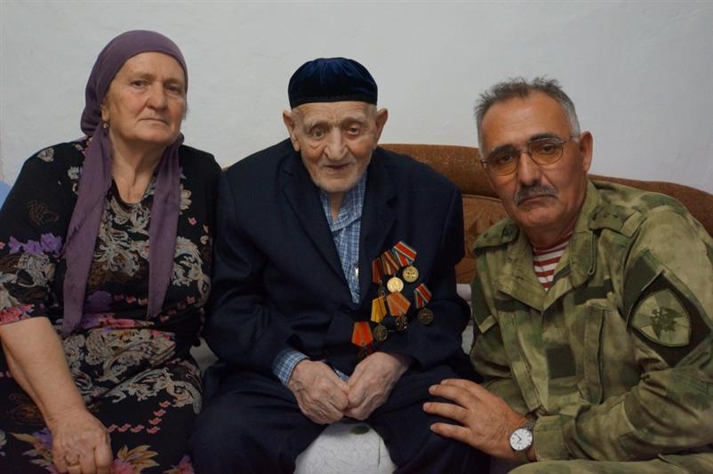 Военнослужащие Объединенной группировки войск (сил)  на Северном Кавказе навестили ветерана Великой Отечественной войны