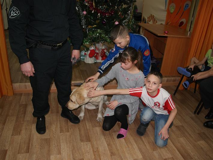 Служебная собака из хакасского ОМОН продемонстрировала свои способности воспитанникам социально-реабилитационного центра 