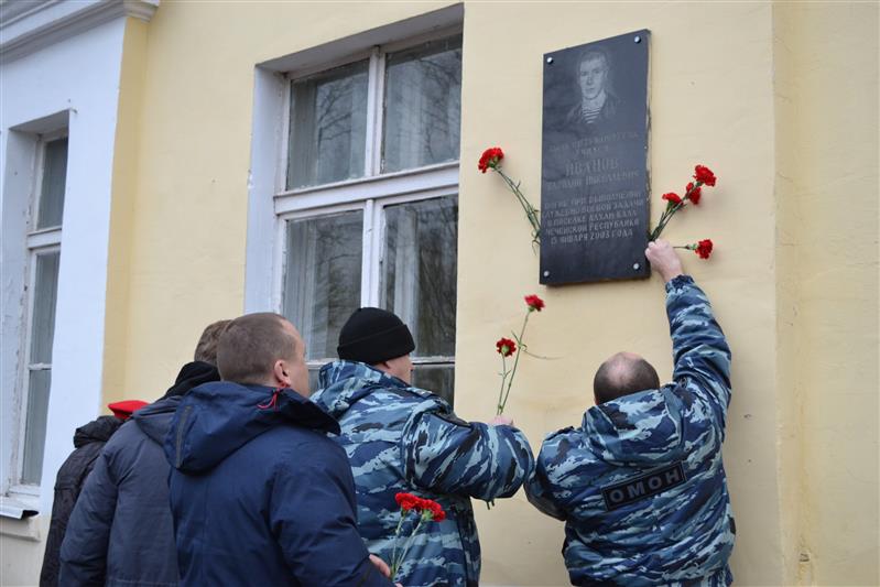 Бойцы новгородского ОМОН почтили память погибшего товарища