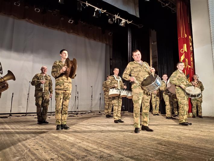 Военнослужащие военного оркестра севастопольского полка Росгвардии поздравили с победой пловцов-паралимпийцев