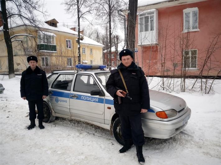 В Глазове сотрудники Росгвардии эвакуировали граждан, находящихся в зоне пожара, и спасли женщину с сыном 
