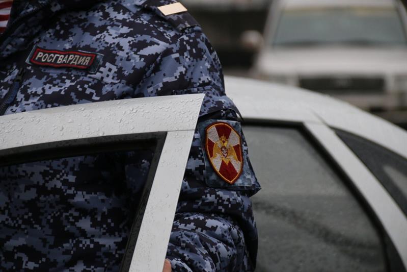 Петербургские росгвардейцы задержали мужчину, размахивавшего пистолетом в торговом центре