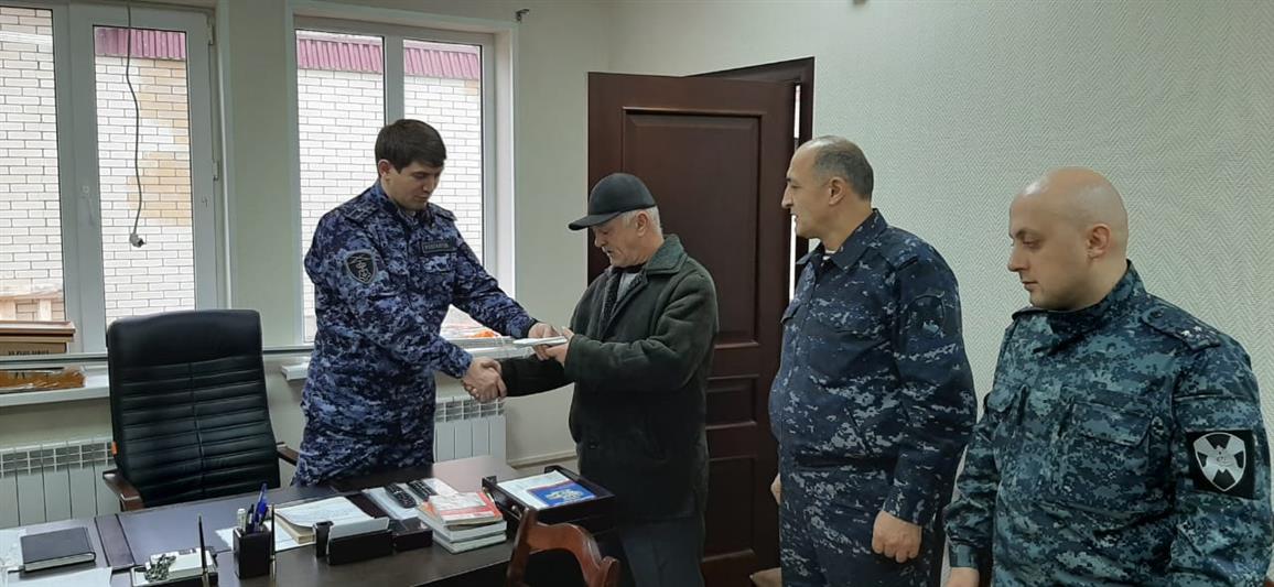 Росгвардейцы в Дагестане оказали помощь коллеге, пострадавшему при пожаре