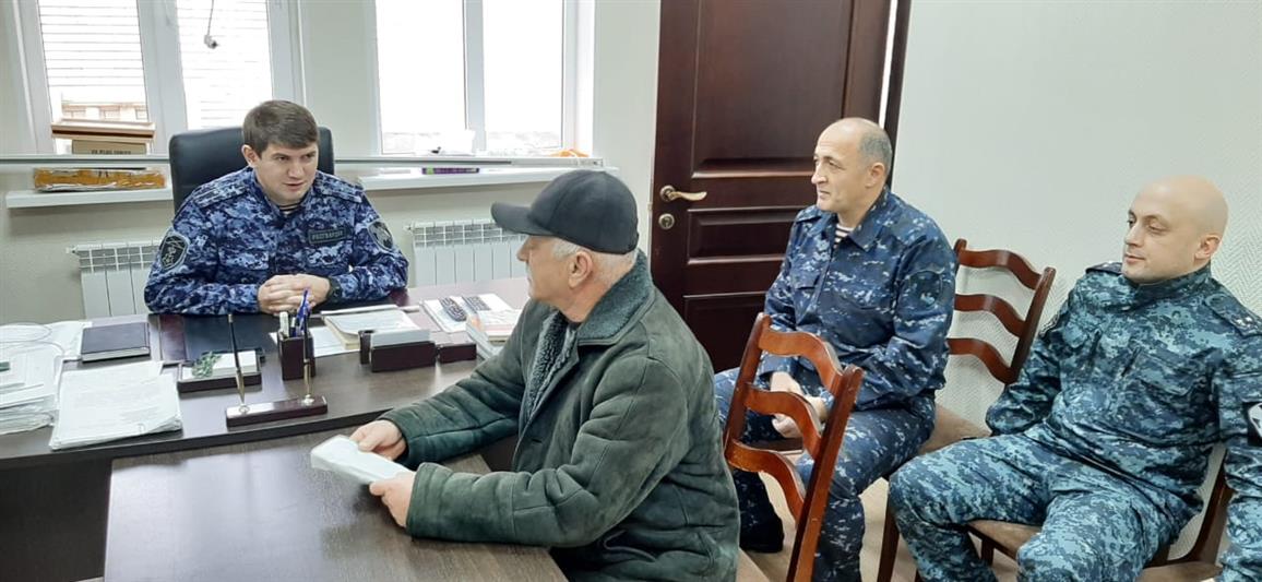 Росгвардейцы в Дагестане оказали помощь коллеге, пострадавшему при пожаре