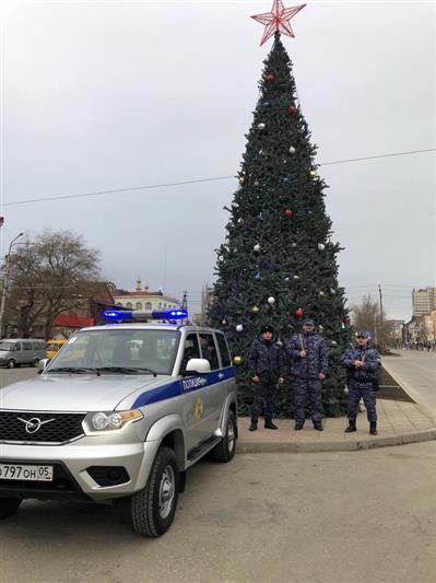 Росгвардейцы обеспечивают общественную безопасность во время новогодних праздников в Дагестане.