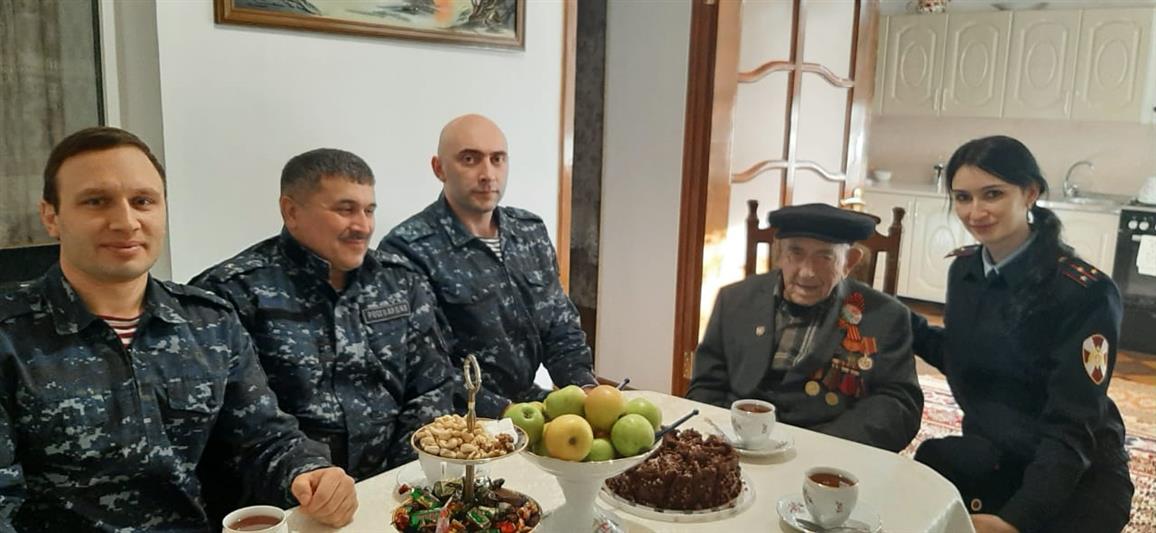 Дагестанские росгвардейцы навестили ветерана Великой Отечественной войны