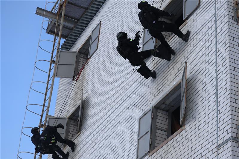 Офицеры СОБР провели показательные тактико-специальные учения для столичных школьников и студентов
