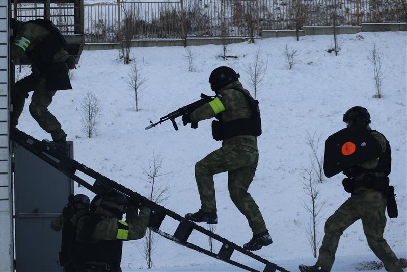 Офицеры СОБР провели показательные тактико-специальные учения для столичных школьников и студентов