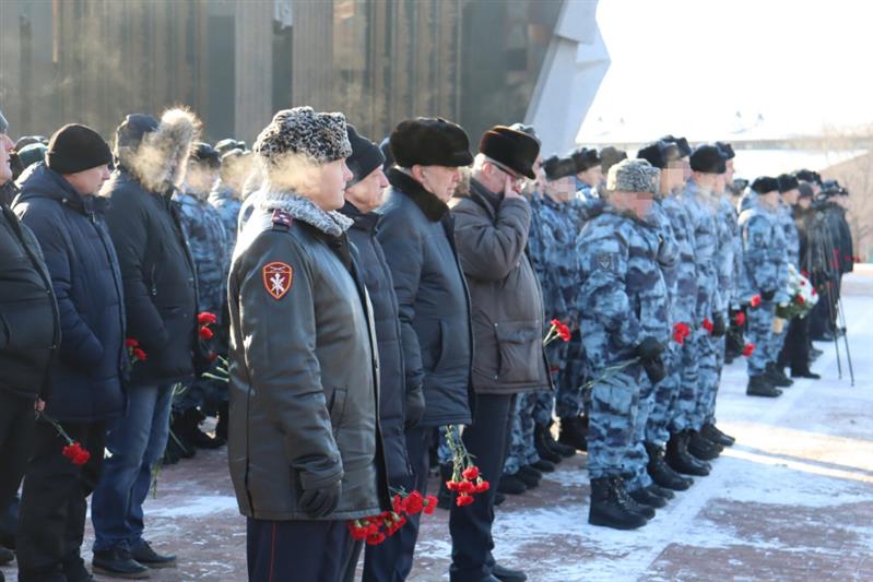 В Хабаровске сотрудники и военнослужащие Росгвардии почтили память Героев Российской Федерации