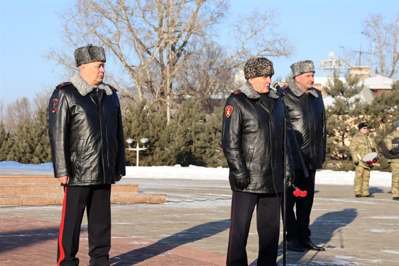В Хабаровске сотрудники и военнослужащие Росгвардии почтили память Героев Российской Федерации