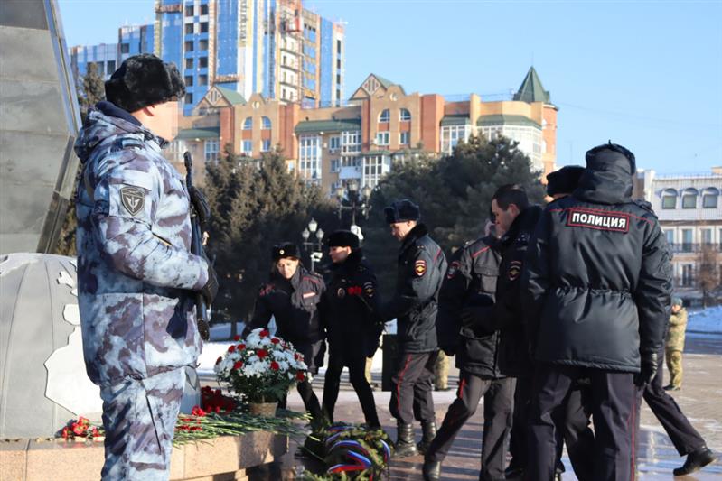 В Хабаровске сотрудники и военнослужащие Росгвардии почтили память Героев Российской Федерации