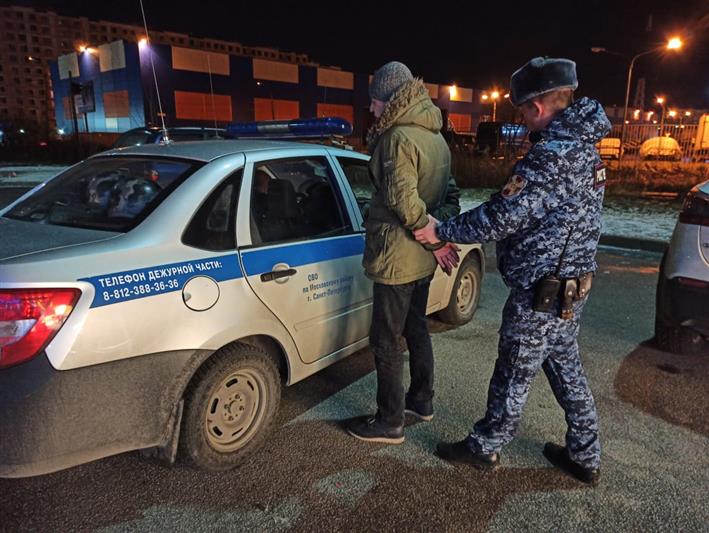 В Санкт-Петербурге сотрудники  вневедомственной охраны  Росгвардии задержали подозреваемых в незаконном хранении оружия
