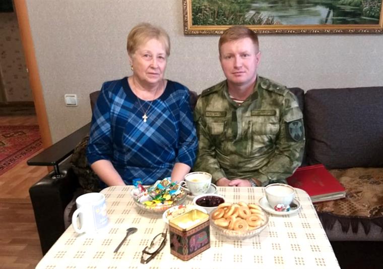 В Кургане офицеры Росгвардии поздравили матерей погибших воинов правопорядка с Рождеством Христовым