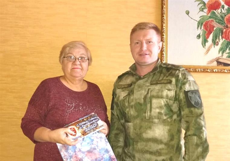 В Кургане офицеры Росгвардии поздравили матерей погибших воинов правопорядка с Рождеством Христовым
