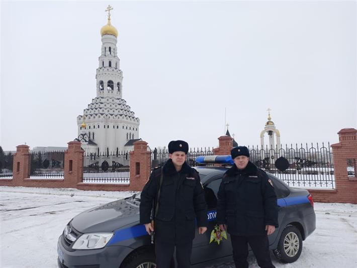 В Белгородской области росгвардейцы эвакуировали человека из горящего дома