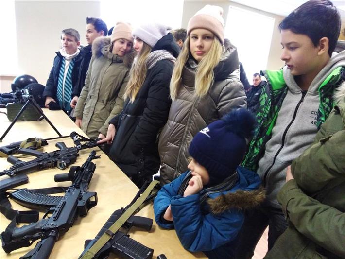 Росгвардейцы рассказали белгородским школьникам о боевом пути Героя Советского Союза Алексея Волошина