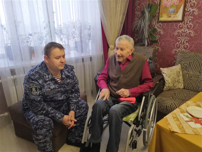 С 90-летним юбилеем поздравили труженика тыла и ветерана службы росгвардейцы в Нижнем Тагиле   