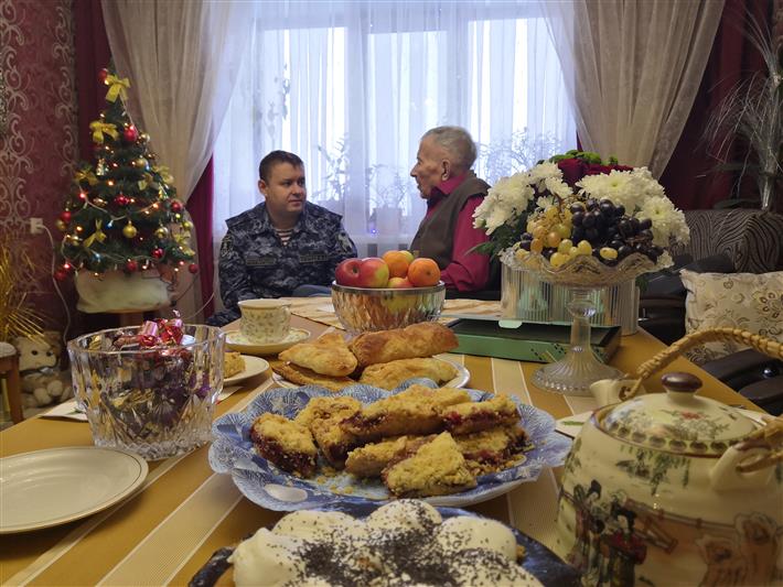 С 90-летним юбилеем поздравили труженика тыла и ветерана службы росгвардейцы в Нижнем Тагиле