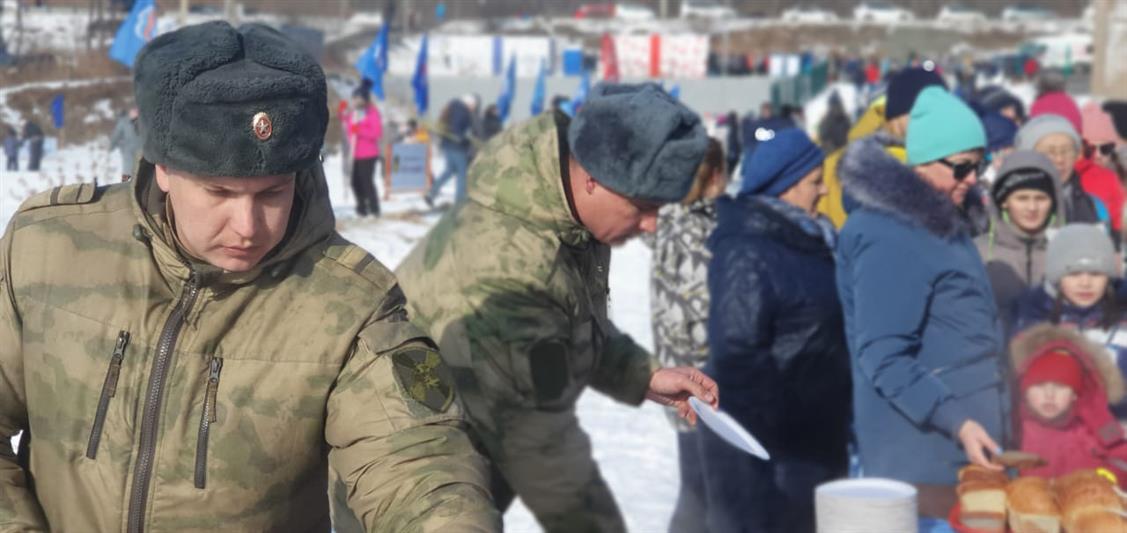 В Приморье военнослужащие Росгвардии накормили участников массовых стартов солдатской кашей и напоили горячим чаем