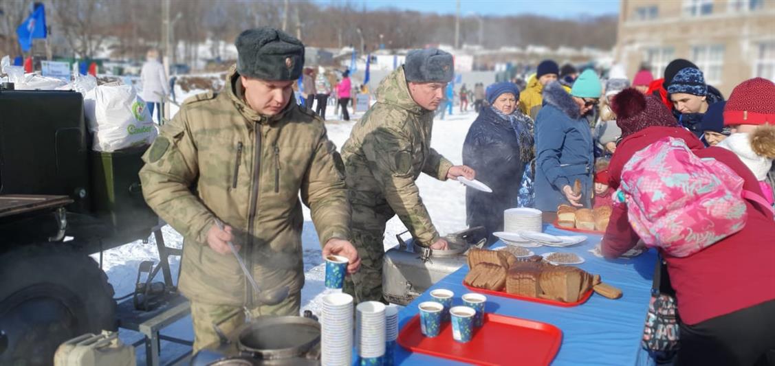 В Приморье военнослужащие Росгвардии накормили участников массовых стартов солдатской кашей и напоили горячим чаем