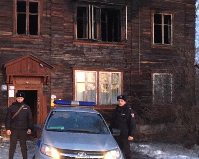 В Тюмени сотрудники Росгвардии оказали содействие экстренным службам в эвакуации людей во время пожара 