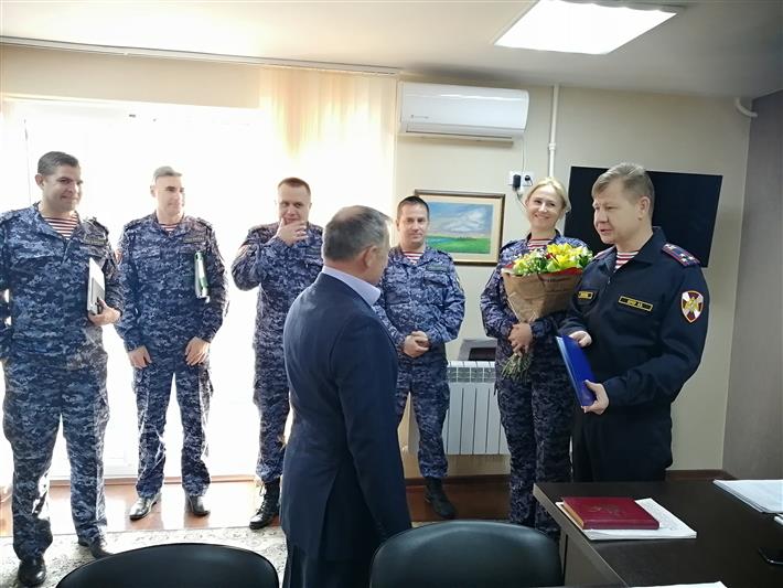 Севастопольские росгвардейцы поздравили ветерана службы с 70-летним юбилеем