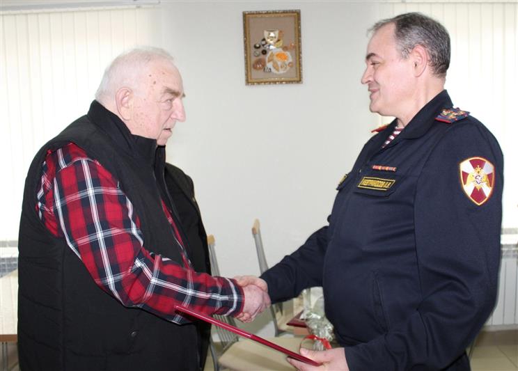 Донские росгвардейцы поздравили с 75-летием ветерана службы 