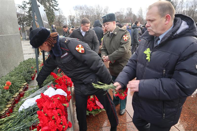 В Санкт-Петербурге росгвардейцы продолжают участвовать в мероприятиях, посвященных 76-летию со дня снятия блокады Ленинграда