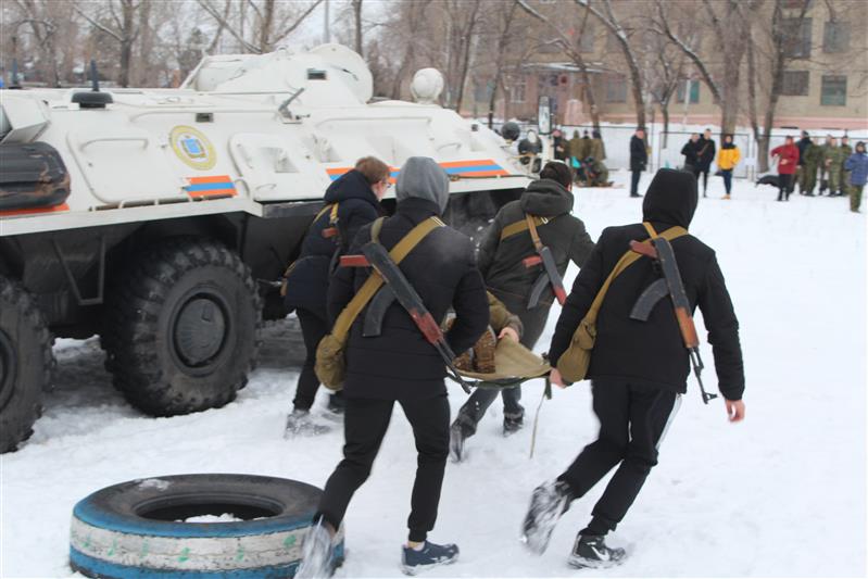 В Саратове бойцы ОМОН приняли участие в открытии молодежной военно-патриотической эстафеты