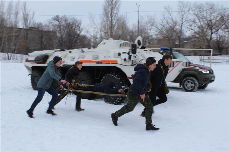 В Саратове бойцы ОМОН приняли участие в открытии молодежной военно-патриотической эстафеты