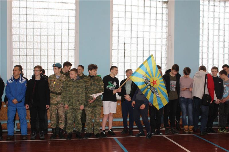 В Саратове бойцы ОМОН приняли участие в открытии молодежной военно-патриотической эстафеты