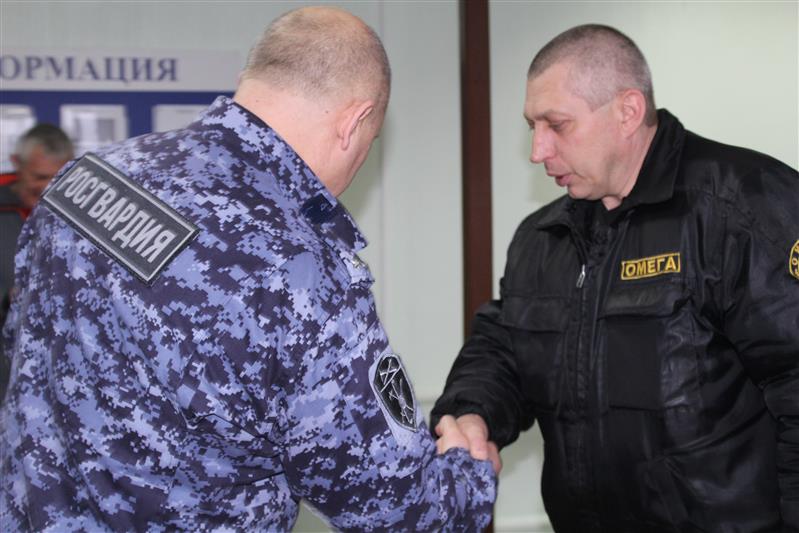 Росгвардейцы наградили отличившихся сотрудников частной охранной организации