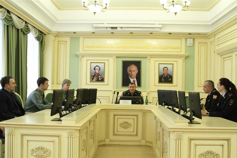 Командующий Восточным округом Росгвардии наградил представителей СМИ и пресс-служб взаимодействующих структур