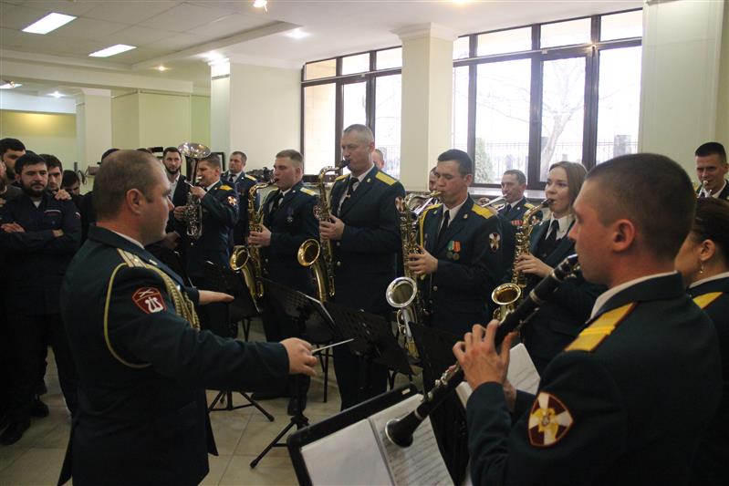 В Грозном военнослужащие Росгвардии приняли участие во всероссийской акции «Блокадный хлеб»