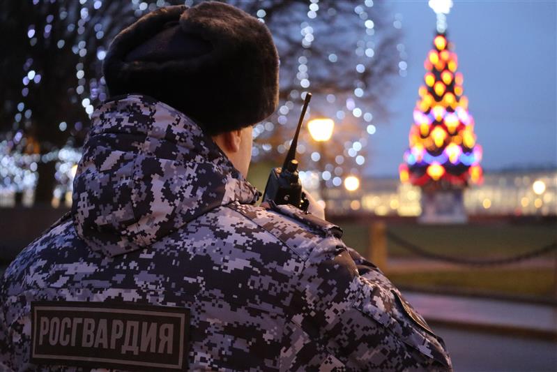 Росгвардейцы Северо-Западного округа приняли участие в обеспечении правопорядка во время празднования Нового года 